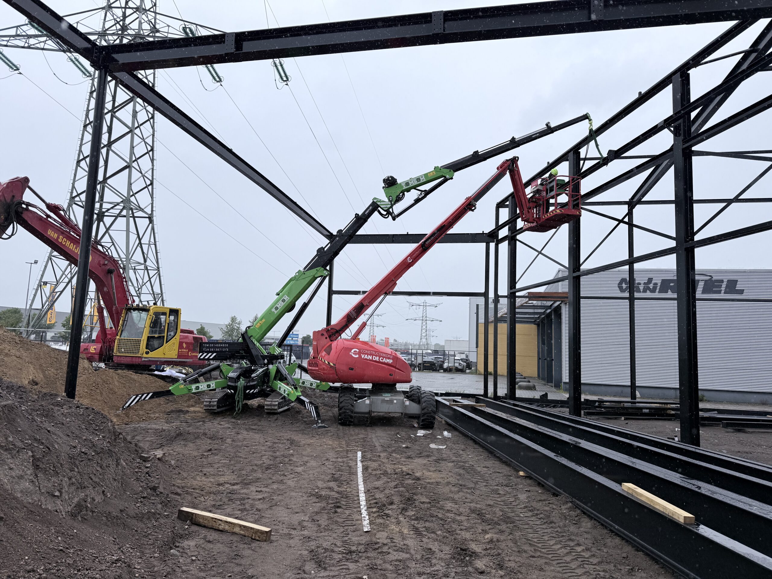 Staalconstructie zetten met behulp van hoogwerker in Oss