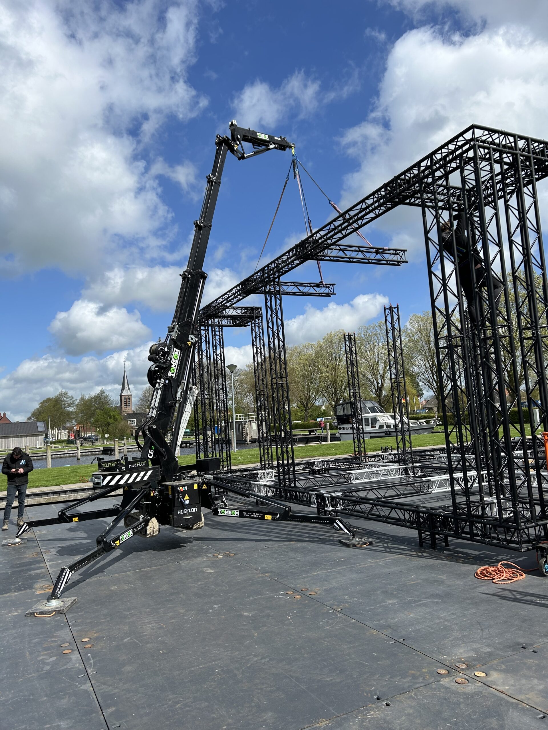 Metal trussen zetten voor festival aan het water