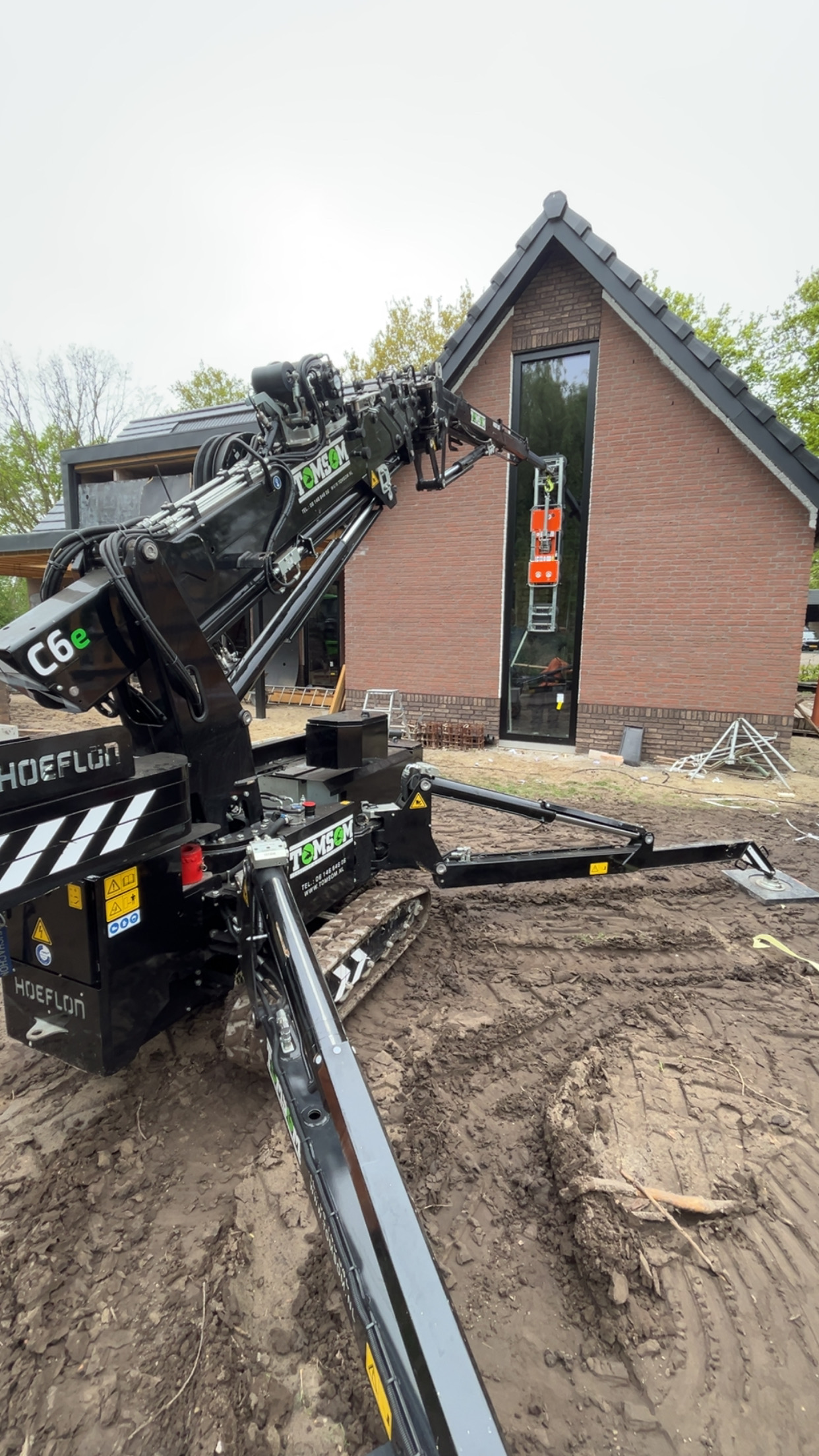 Grote verticale ruit zetten met kraan en glaszuiger