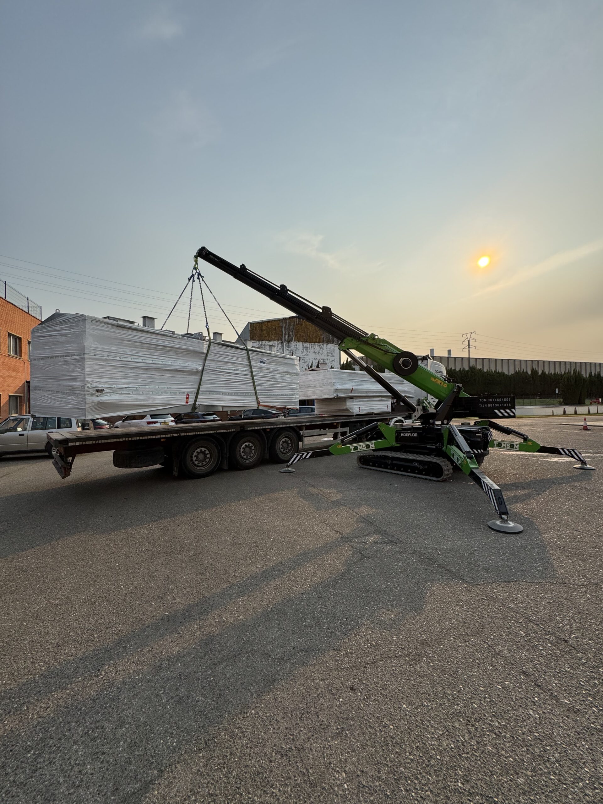 Grote machine van vrachtwagen lossen in het buitenland