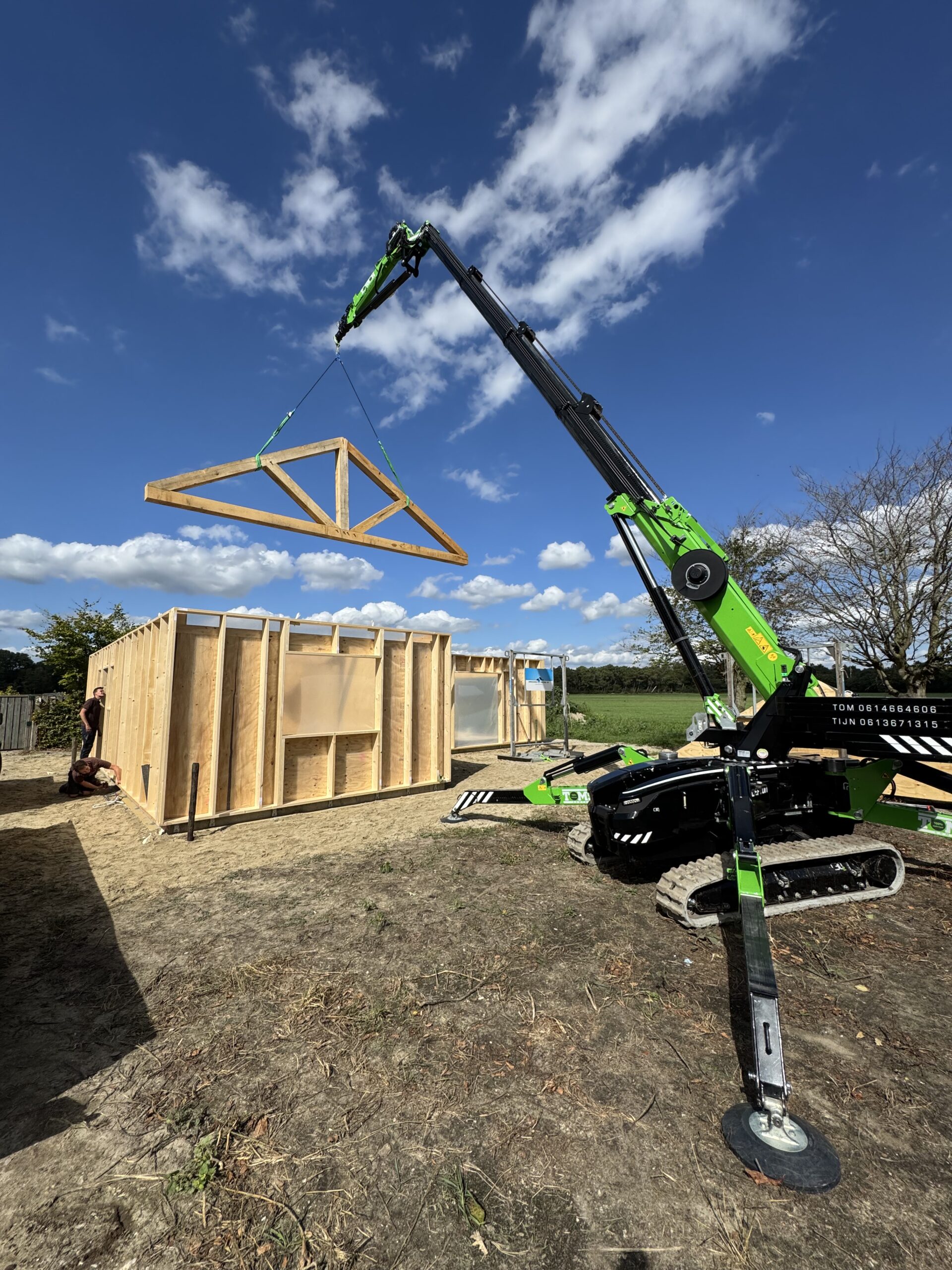 Houten prefab nok tillen met Hoeflon C30e hijskraan