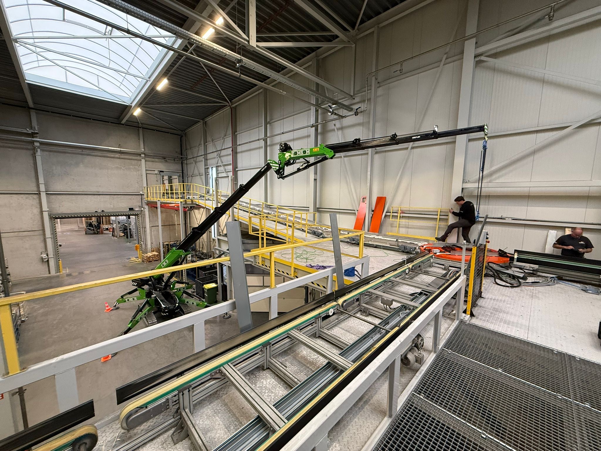 Geleiders machine zetten binnen in een bedrijfshal