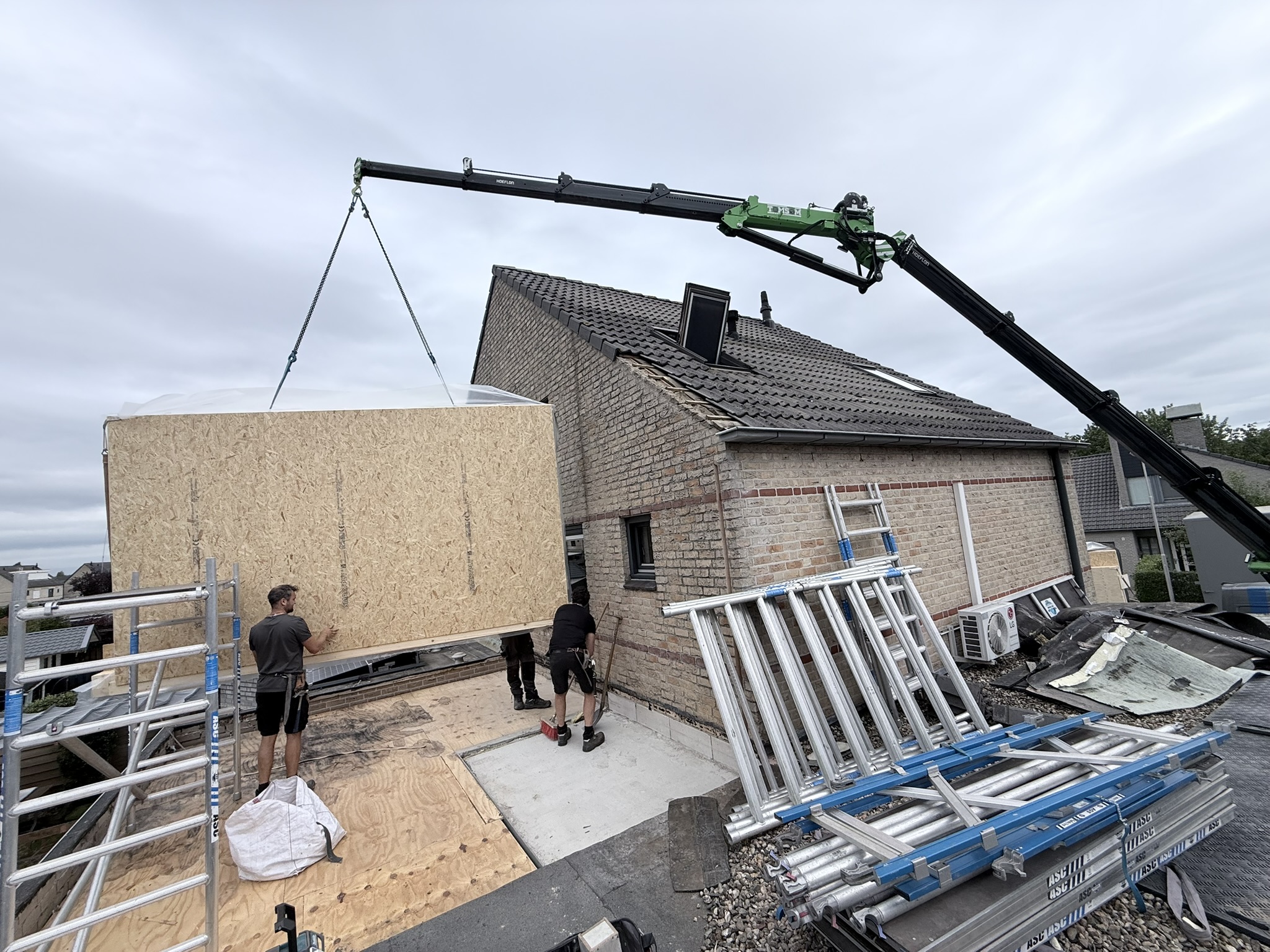 Houten prefab aanbouw zetten op eerste verdieping met Hoeflon C30e hijskraan