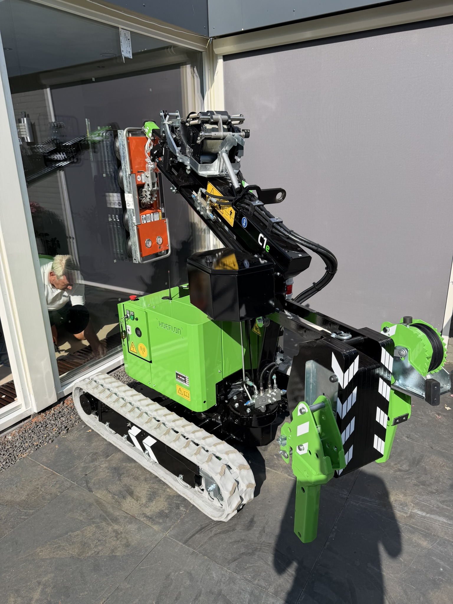 Glaszetten met kleine Hoeflon C1e compactkraan